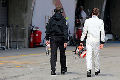 Problema mecánico arruina a Button 