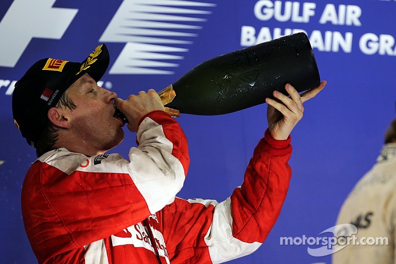Kimi Raikkonen, Ferrari, celebra su sengudo puesto en el podium.