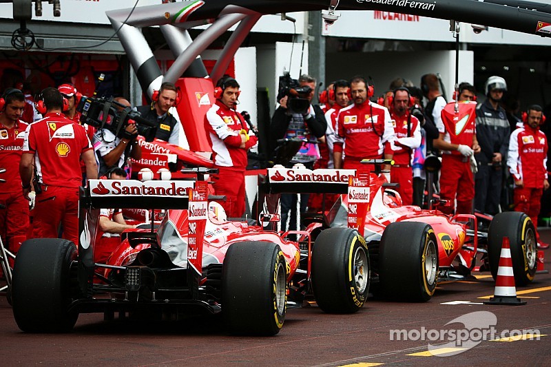 Kimi Raikkonen, Ferrari SF15-T e Sebastian Vettel, Ferrari SF15-T nos pits