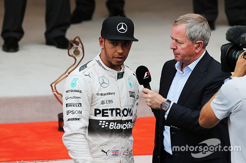 Lewis Hamilton, Mercedes AMG F1 no pódio com Martin Brundle, comentarista da Sky Sports