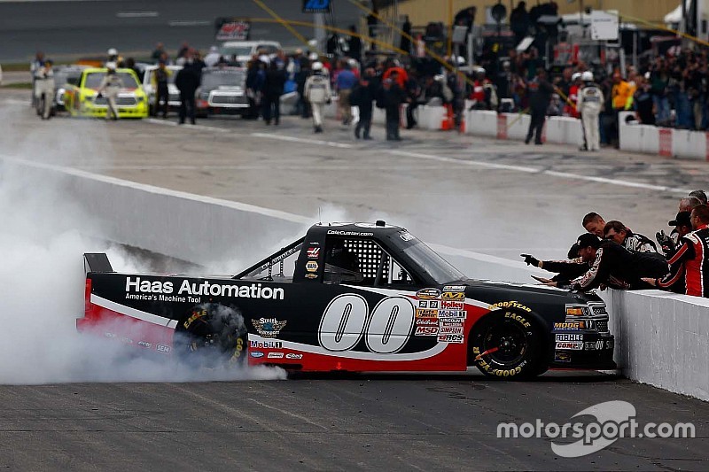 Vencedor corrida Cole Custer celebra