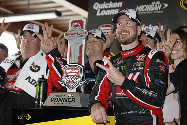 Kurt Busch sobrevive a la lluvia para ganar en Michigan