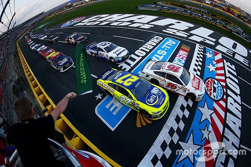 Start: Greg Biffle, Roush Fenway Racing Ford con Paul Menard, Richard Childress Racing Chevrolet, lidera al grupo