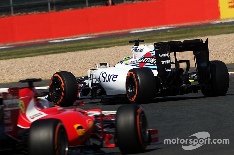 Felipe Massa, Williams FW37 à frente de Sebastian Vettel, Ferrari SF15-T