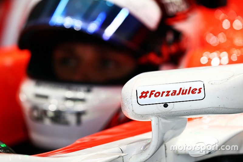 Max Chilton, Marussia F1 Team MR03, carrega uma mensagem de apoio para Jules Bianchi