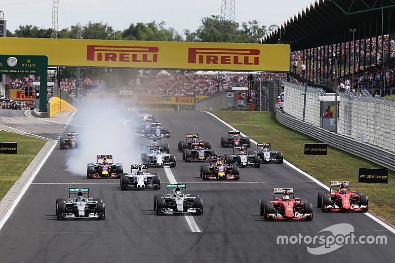 Nico Rosberg, Mercedes AMG F1 W06; Lewis Hamilton, Mercedes AMG F1 W06; Sebastian Vettel, Ferrari SF15-T; e Kimi Raikkonen, Ferrari SF15-T na largada