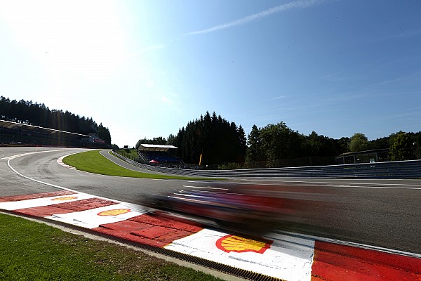 Verstappen comemora pontos após sofrer punição no grid