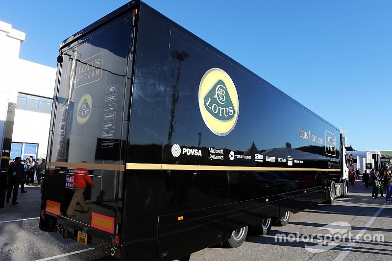 Caminh&atilde;o da Lotus F1 Team chega no paddock