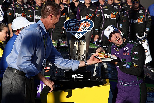 Denny Hamlin gana la primera carrera del Chase en Chicago 