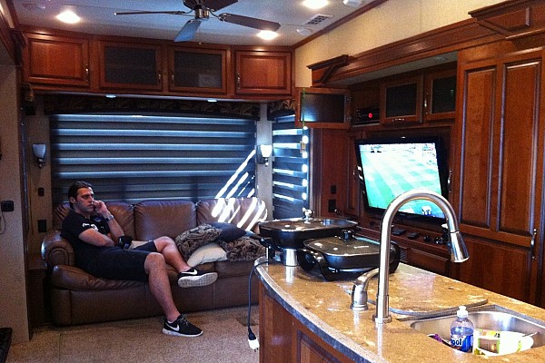 Átila Abreu e Renata Fan falam sobre vida no motorhome na Stock Car