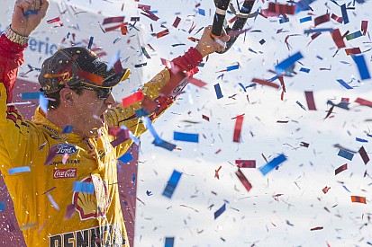 Logano geeft Kenseth een tik en wint op Kansas