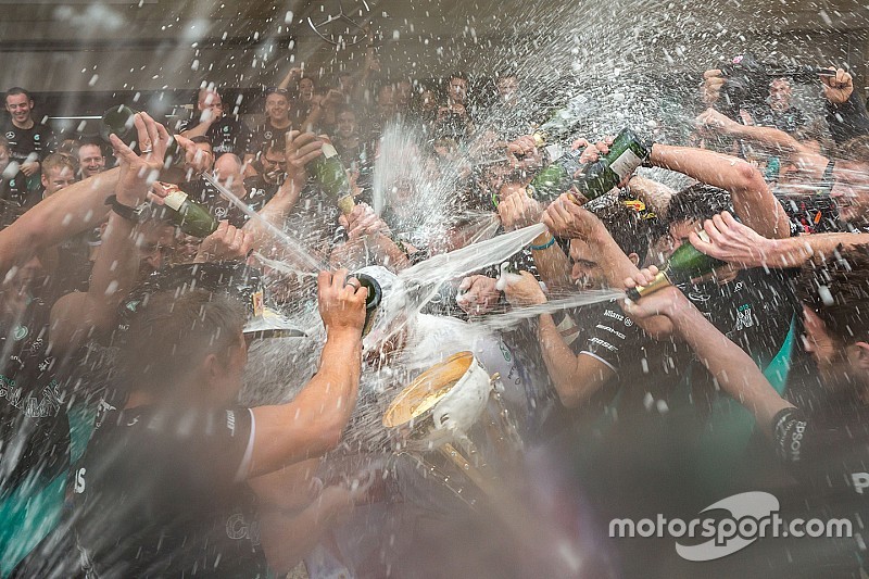 So hat Formel-1-Weltmeister Lewis Hamilton den Titelgewinn gefeiert