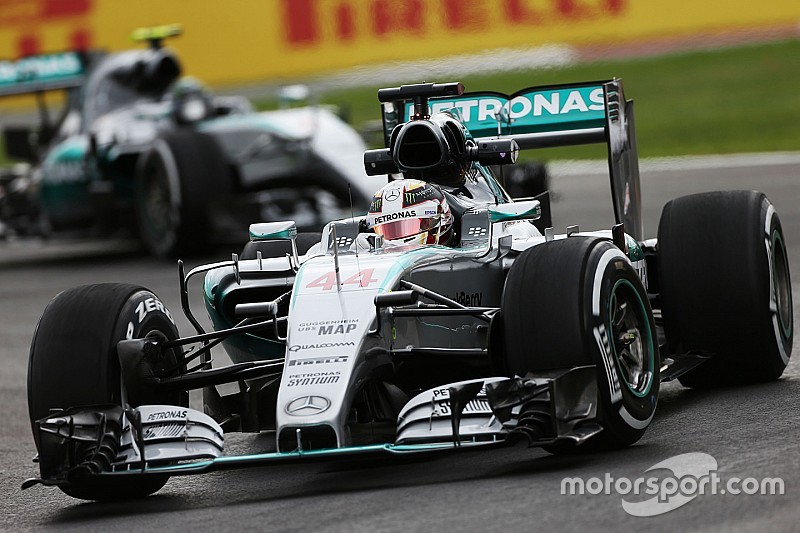 Lewis Hamilton rijdt op ijs: 'Bizar glad'