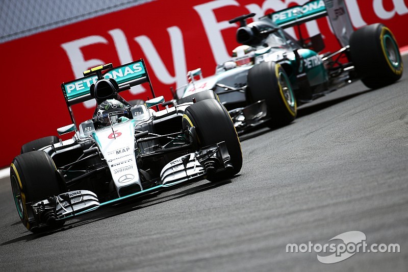 Nico Rosberg, Mercedes AMG F1 W06 lidera a Lewis Hamilton, Mercedes AMG F1 W06