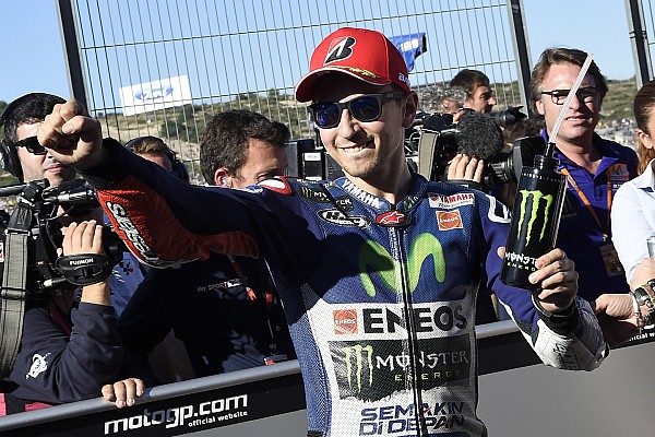 Lorenzo se lleva la pole en Valencia y Rossi se cae