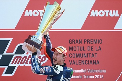 Lorenzo scoort MotoGP-titel met winst in Valencia