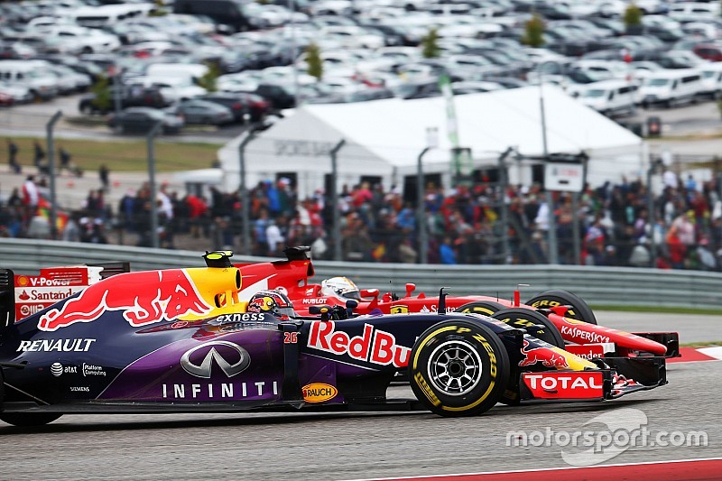 Daniil Kvyat, Red Bull Racing RB11 e Sebastian Vettel, Ferrari SF15-T