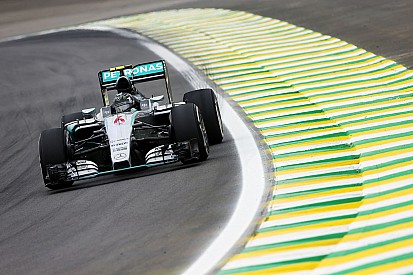 VT2: Rosberg snelst, Verstappen 14e en code rood voor Alonso