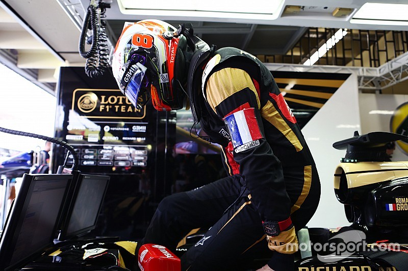 Romain Grosjean, Lotus F1 E23 wears a Tricolore as a mark of respect to the vctims of the Paris terrorist attacks
