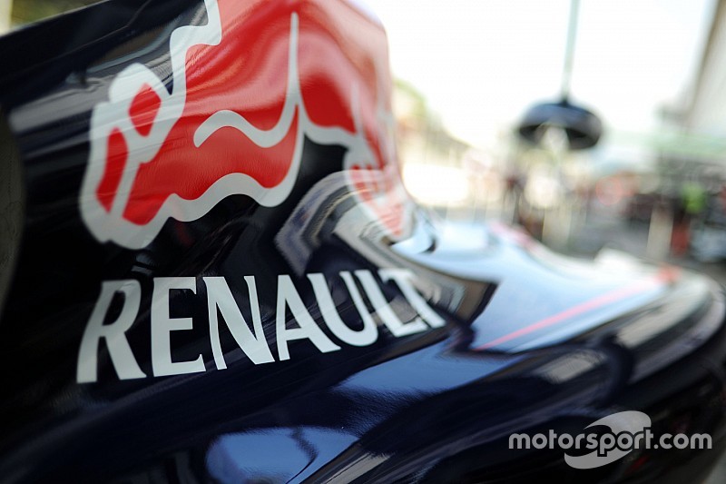 Renault logo op de Red Bull Racing RB10 motorkap