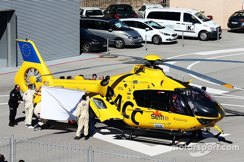Fernando Alonso, McLaren, es transportado en helicóptero 