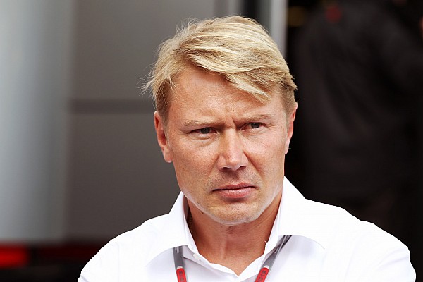 Hakkinen se aleja de su manager de siempre