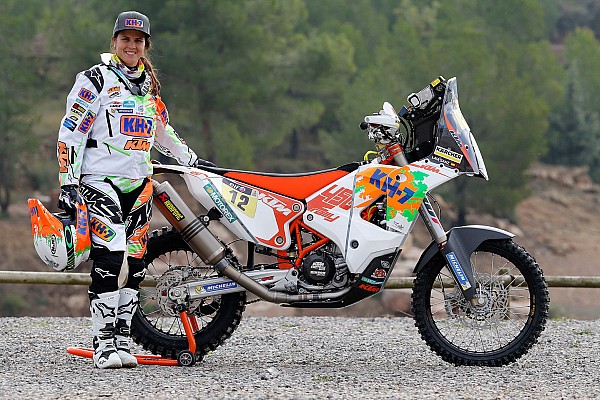 Laia Sanz da ejemplo de sana competencia en el Dakar