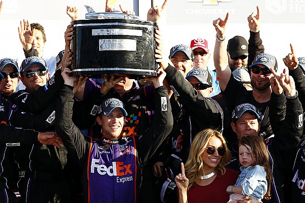 Hamlin se llevó las 500 de Daytona en un gran final
