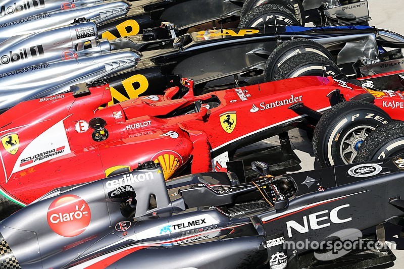 Coches en el parque cerrado