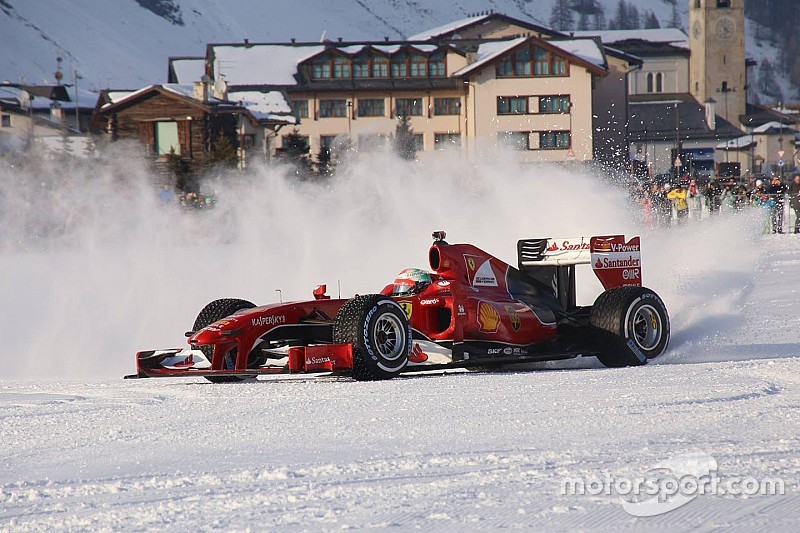 Fotos y video: Un cavallino rampante en la nieve
