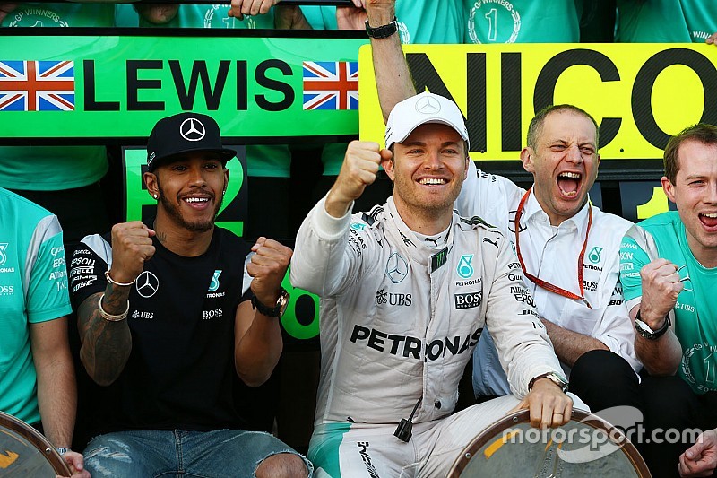 Lewis Hamilton, Mercedes AMG F1 Team and Nico Rosberg, Mercedes AMG F1 Team celebrate with the team