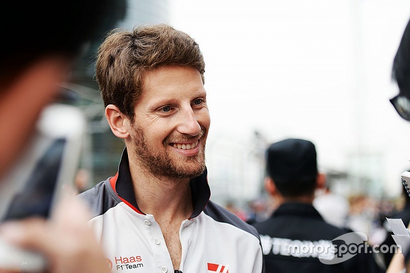 Romain Grosjean, Haas F1 Team firma de aut&oacute;grafos para los fans