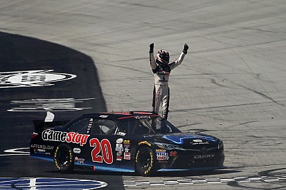 Xfinity in Bristol: Erik Jones zerstört die Kyle&Kyle-Party