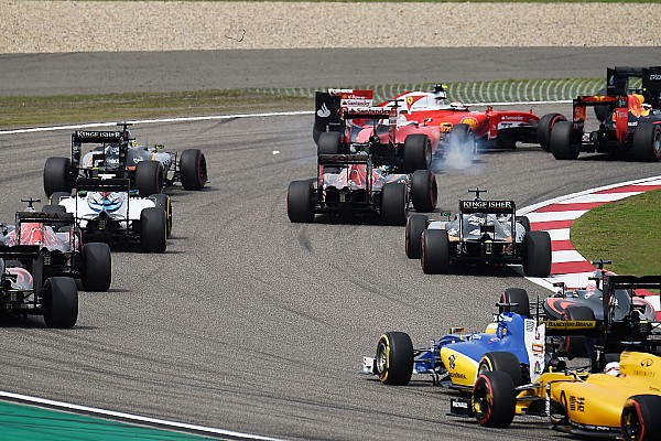 Discusi&oacute;n entre Vettel y Kvyat antes del podio