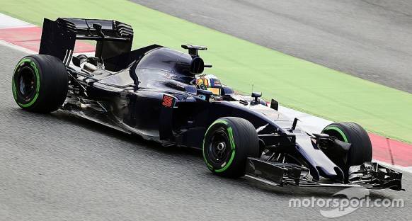 Toro Rosso'nun yeni SRT11'i Barcelona'ya yetiştirdi