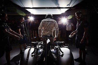Cuma gününün en hızlı ismi Lewis Hamilton