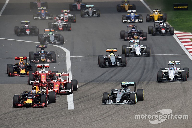 Daniel Ricciardo, Red Bull Racing RB12 and Nico Rosberg, Mercedes AMG F1 Team W07 lead at the start of the race