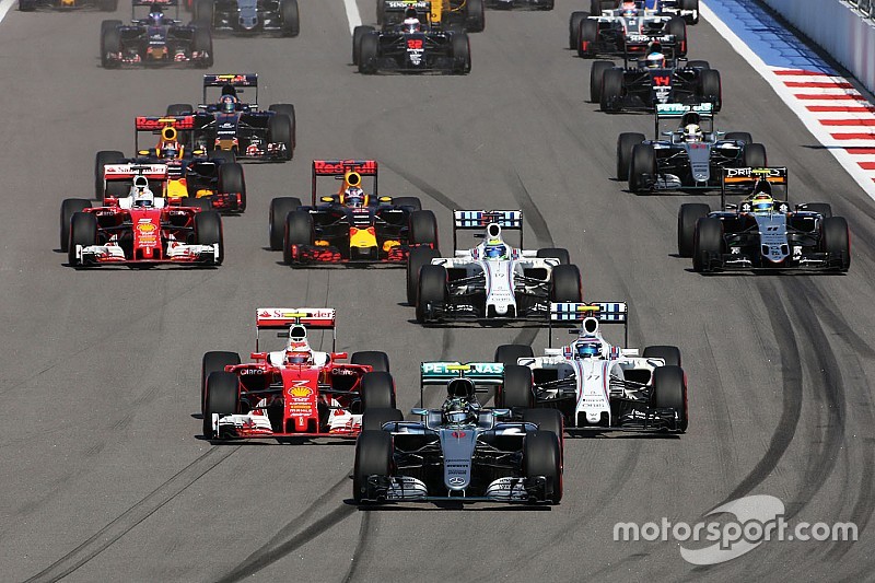 Nico Rosberg, Mercedes AMG F1 Team W07 leads at the start of the race