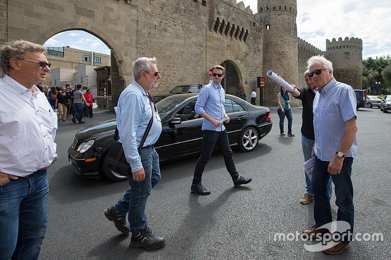 Charlie Whiting examina la preparacion de la pista de Baku