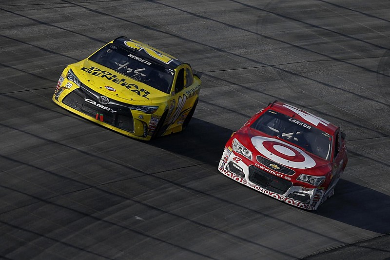 Matt Kenseth, Joe Gibbs Racing Toyota, und Kyle Larson, Chip Ganassi Racing Chevrolet