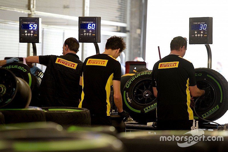 T&eacute;cnicos de Pirelli en el trabajo