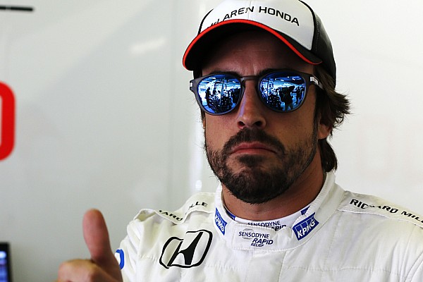 Alonso sugere onde guardar viseira: "só para maiores de 18"