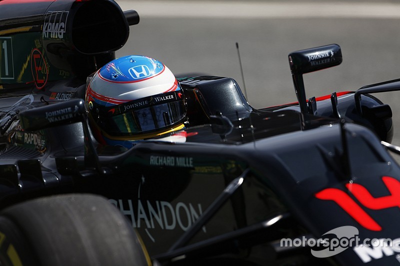 Fernando Alonso, McLaren MP4-31 en la pista