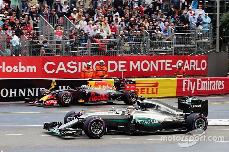 Lewis Hamilton, Mercedes AMG F1 W07 Hybrid and Daniel Ricciardo, Red Bull Racing RB12