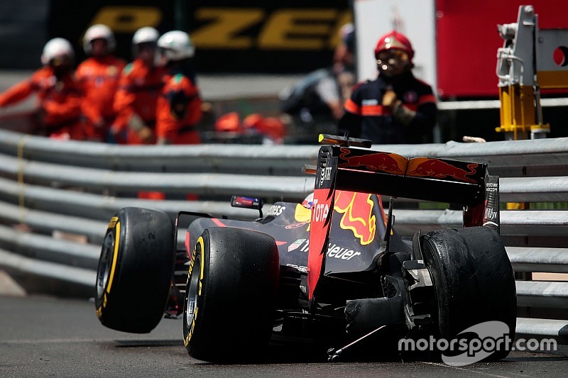 Max Verstappen, Red Bull Racing RB12 crashed out of the race