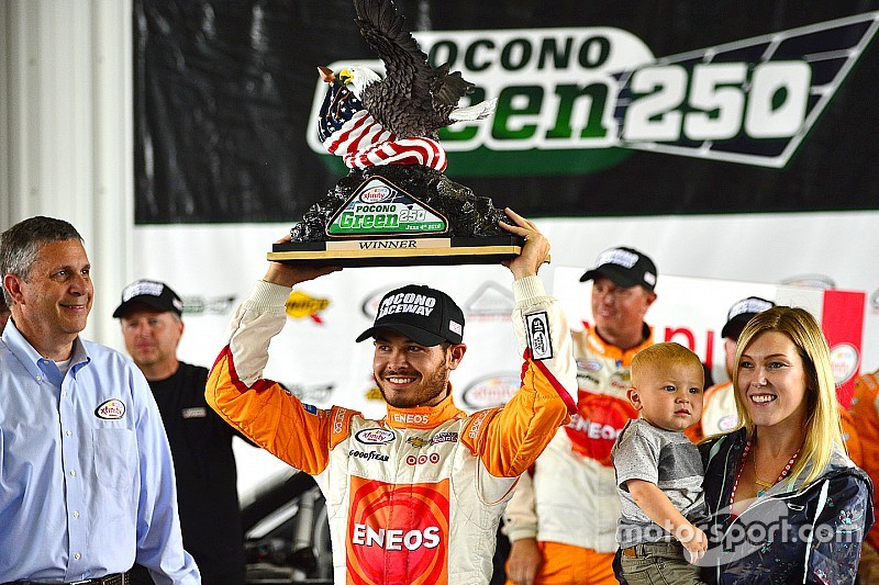 Race winner Kyle Larson, Chip Ganassi Racing Chevrolet with son Owen and girlfriend Katelyn Sweet