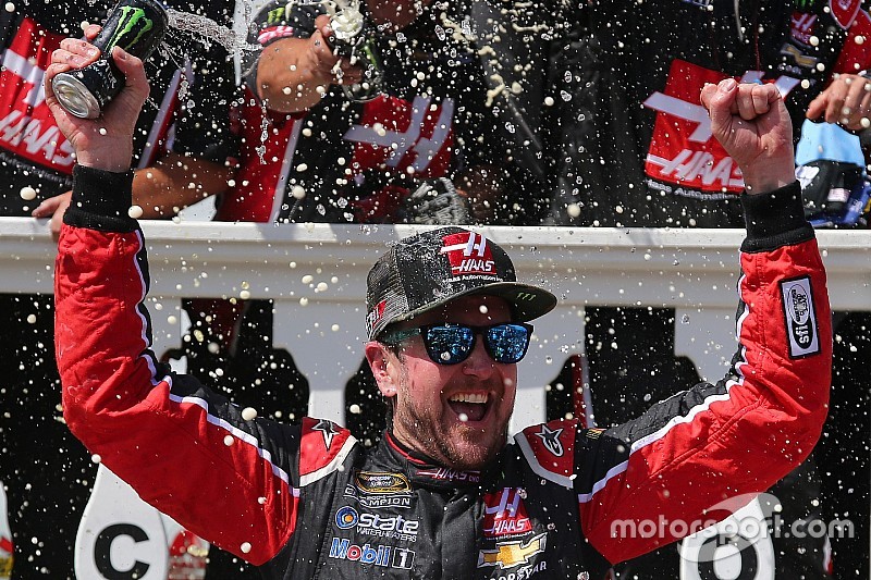 Race winner Kurt Busch, Stewart-Haas Racing Chevrolet