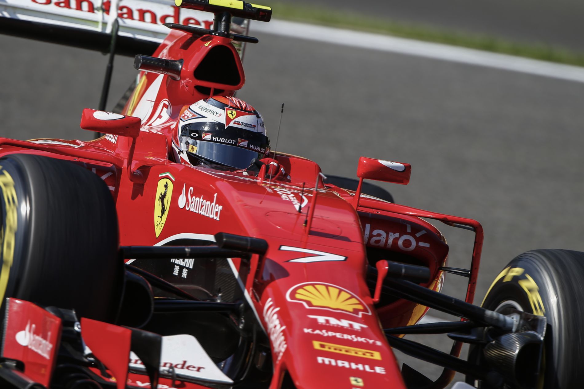 Raikkonen szerint OK volt a mai nap, Vettel többet hozna ki az SF15-T-ből