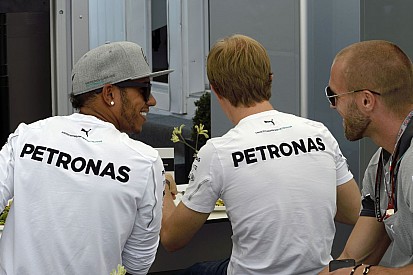 Rosberg és Hamilton is gólkirály akar lenni - Maranellóban járt a brit bajnok?!