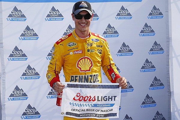 Logano tomó la pole position en Michigan